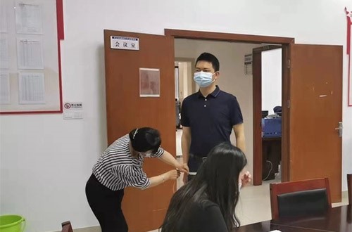 手握尺表，做有本領(lǐng)有擔(dān)當(dāng)?shù)男虑嗄? title=